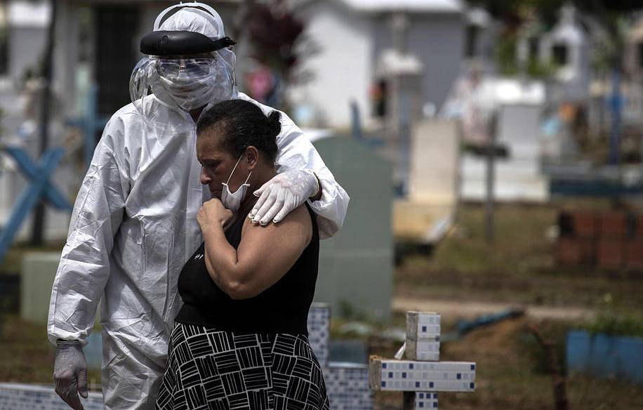 epaselect epa08356511 View of the funeral service for Natalina Cardoso Bandeira, 68, victim of the COVID-19 pandemic, at the Parque Taruma graveyard, in Manaus, Amazonas, Brazil, 10 April 2020.  EPA-EFE/RAPHAEL ALVES